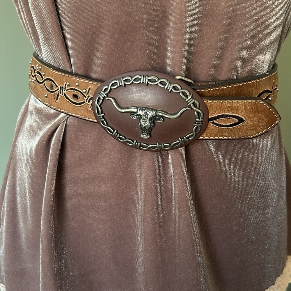 Nacona Texas long horn on buckle with  barb wire stitching youth unisex sz 26”